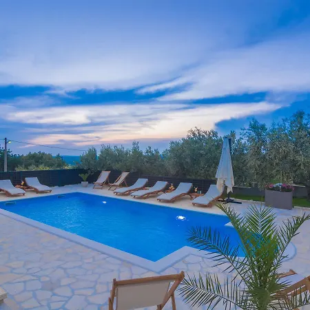 Beautiful In Lisicic With Private Pool Hotel Lisicici