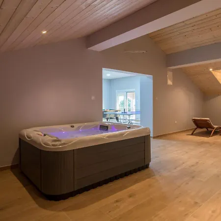 Beautiful In Lisicic With Private Pool Hotel Lisicici